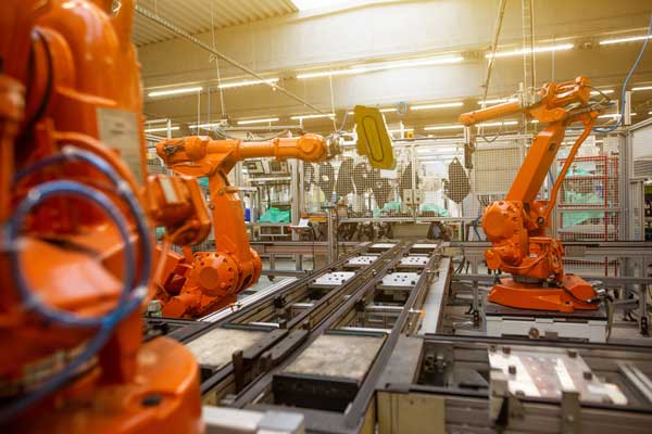 Línea de producción industrial con  brazos robóticos